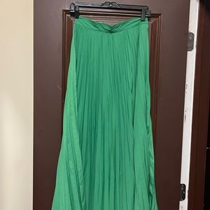 Beautiful green pleated maxi skirt only worn once SHEIN size medium price firm